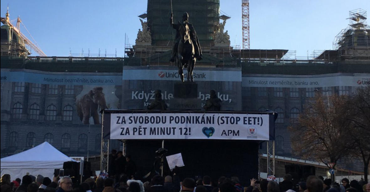 Stovky podnikatelů protestovaly na Václavském náměstí proti EET