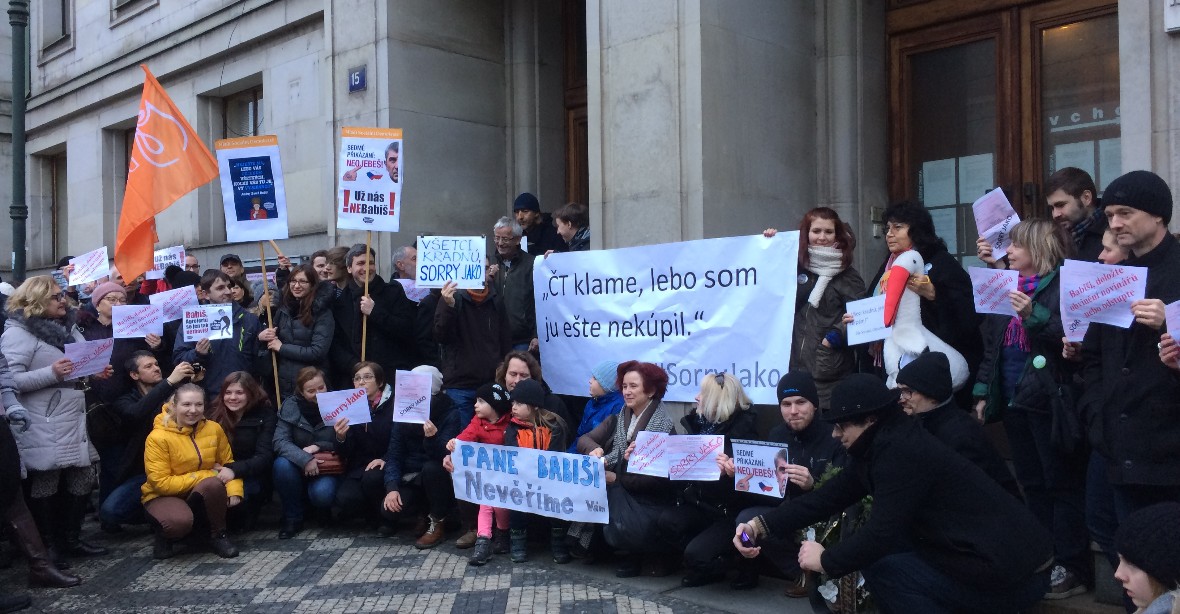 Demonstranti oblepili dveře Babišova ministerstva vzkazy