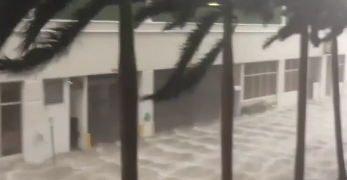 Hurikán zpustošil Floridu, bez proudu je 7,3 milionu lidí