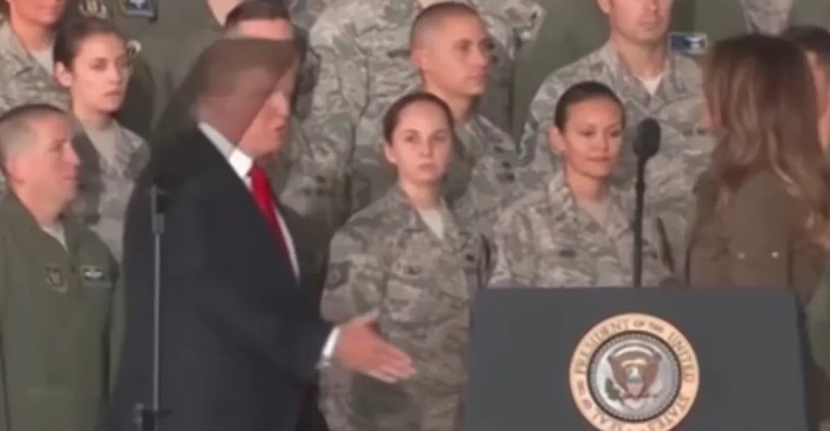 VIDEO: Trump první dámě formálně potřásl rukou a poslal ji sednout