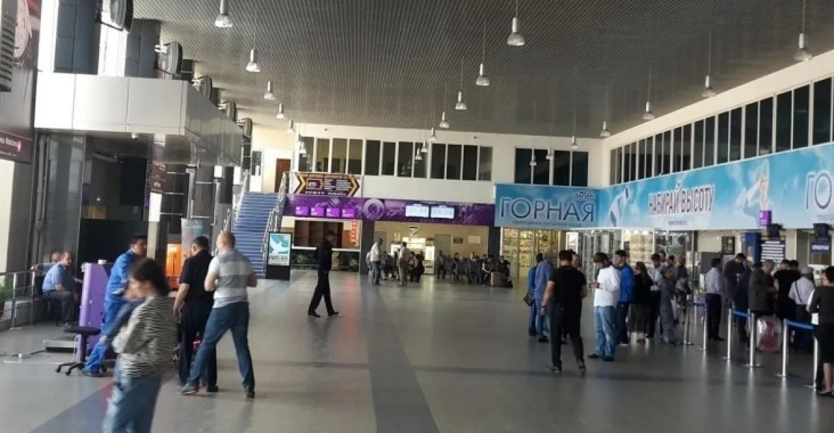Děsivé záběry z Machačkaly. Rozzuřený dav v Dagestánu na letišti hledá Židy