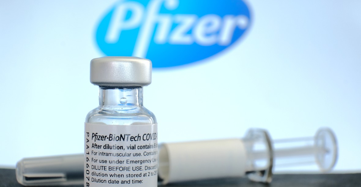 Dohoda šéfky EK s Pfizerem udeřila na Polsko. Gigant žaluje Varšavu a žádá platbu za 60 miliónů vakcín