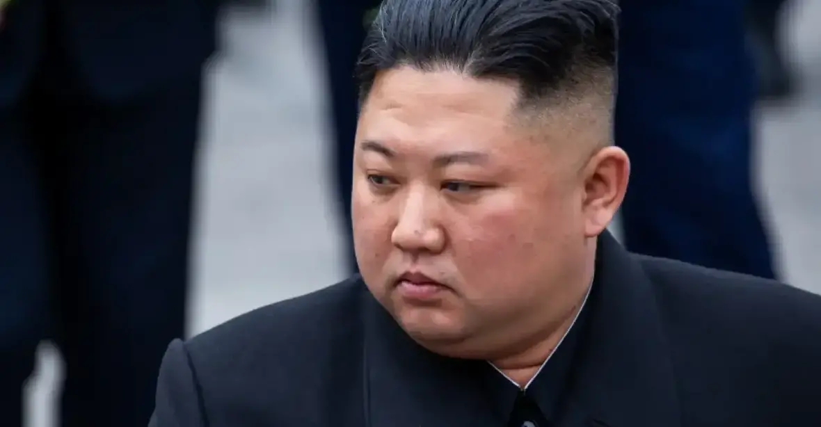 Kim Čong-un vyzval k přípravám na válku a posílení námořních sil. KLDR vypálila rakety