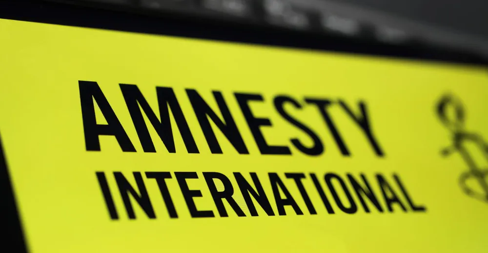 Amnesty International kritizuje Česko. Vadí jí i údajná diskriminace Ukrajinců a zbraně pro Izrael