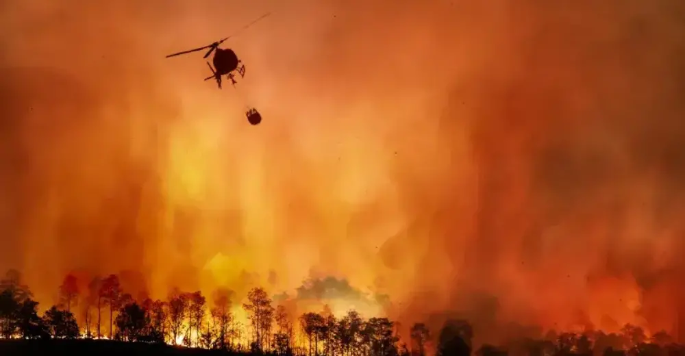 Požár lesa na Mladoboleslavsku, kvůli obtížnému terénu hasiči nasadili i vrtulník