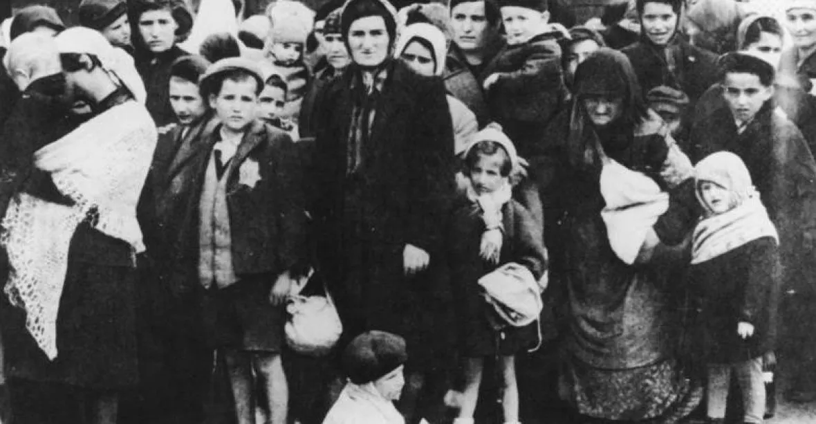 Romové si v Osvětimi připomněli likvidaci 'cikánského tábora'