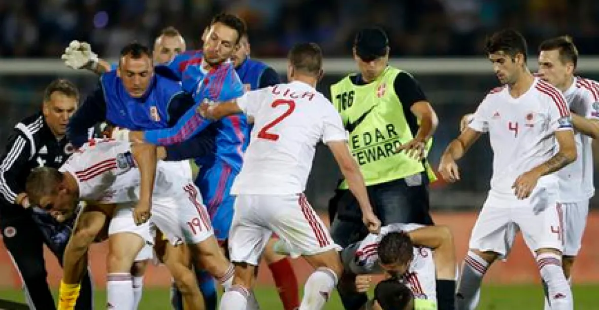 Velká bitka na fotbale. Albánská provokace naštvala Srby