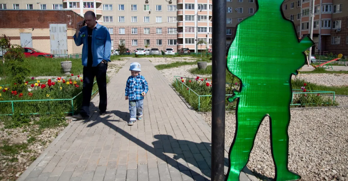 ‚Slušný zelený mužíček.‘ Ruský památník ukazuje, kudy na Krym