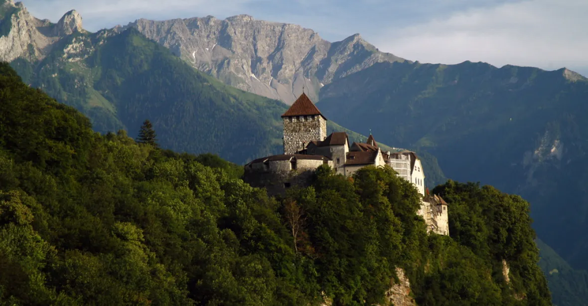Lichtenštejnsko nemíchá politiku a byznys, tvrdí princ Alois