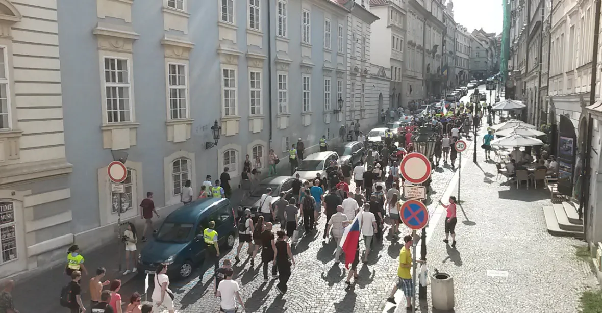 Čechy Čechům! Zastánci i odpůrci uprchlíků vyrazili do ulic