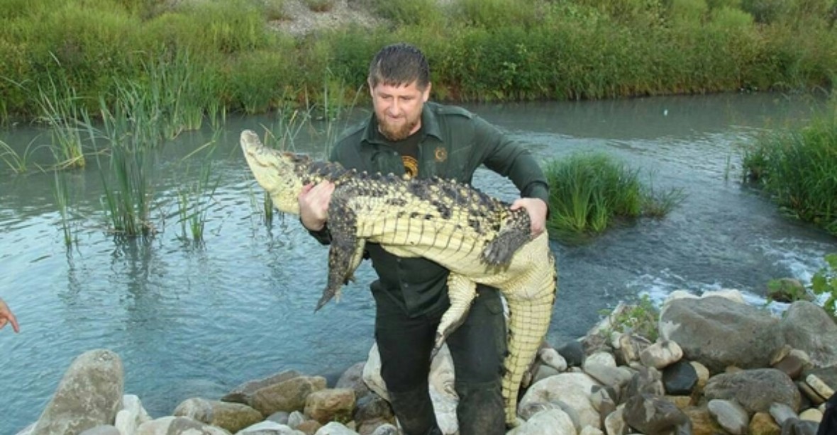 Jako Putin? Kadyrov zápasil s krokodýlem. Možná vycpaným