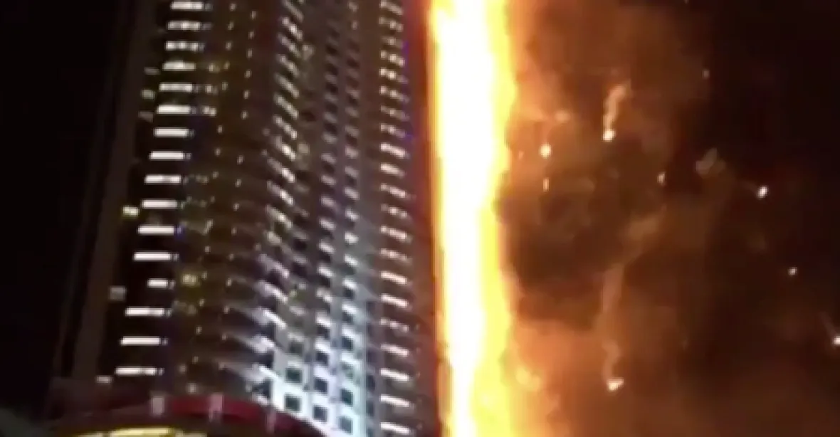 Fotograf v Dubaji unikl před požárem zavěšený na laně z balkonu