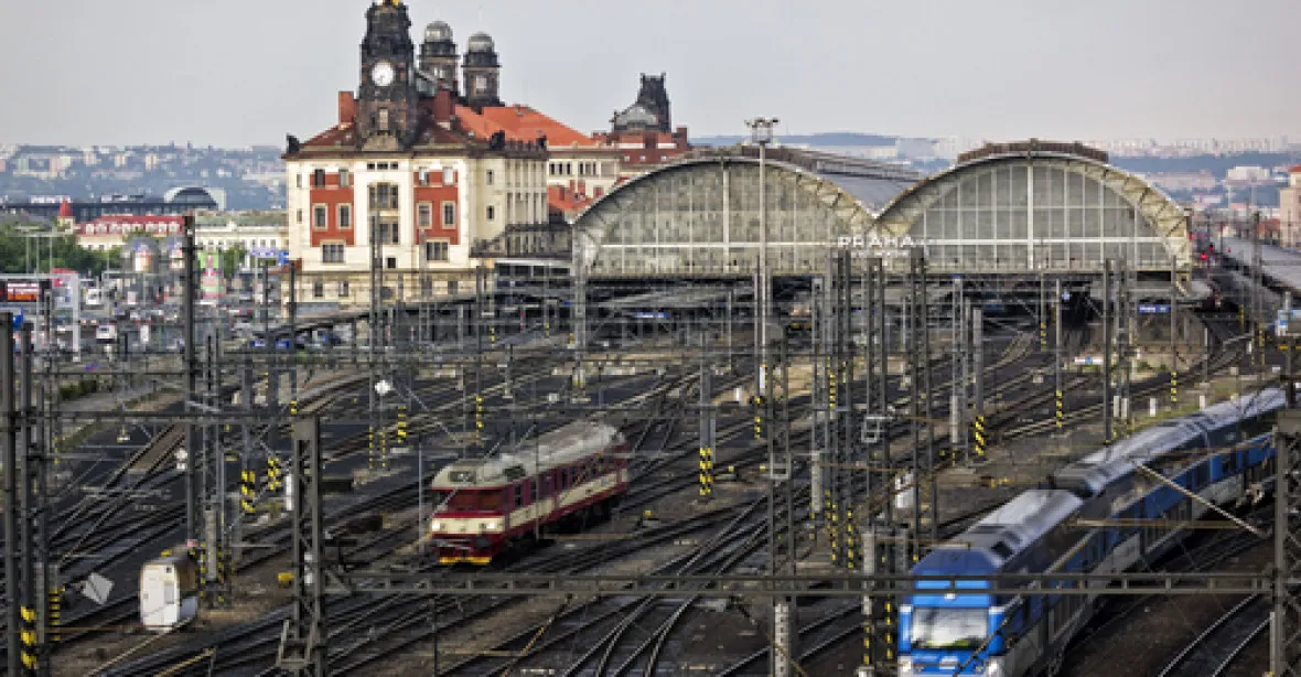 Pražské nádraží je označeno arabsky. Proč, to neví ani Google
