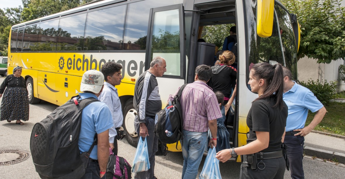 Bavorský politik poslal kancléřce autobus s běženci