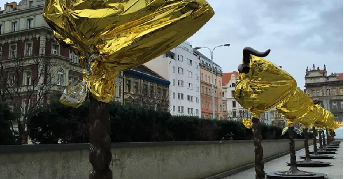 Aj Wej-wej v Praze zahalil sochy do termofólie. Kvůli uprchlíkům