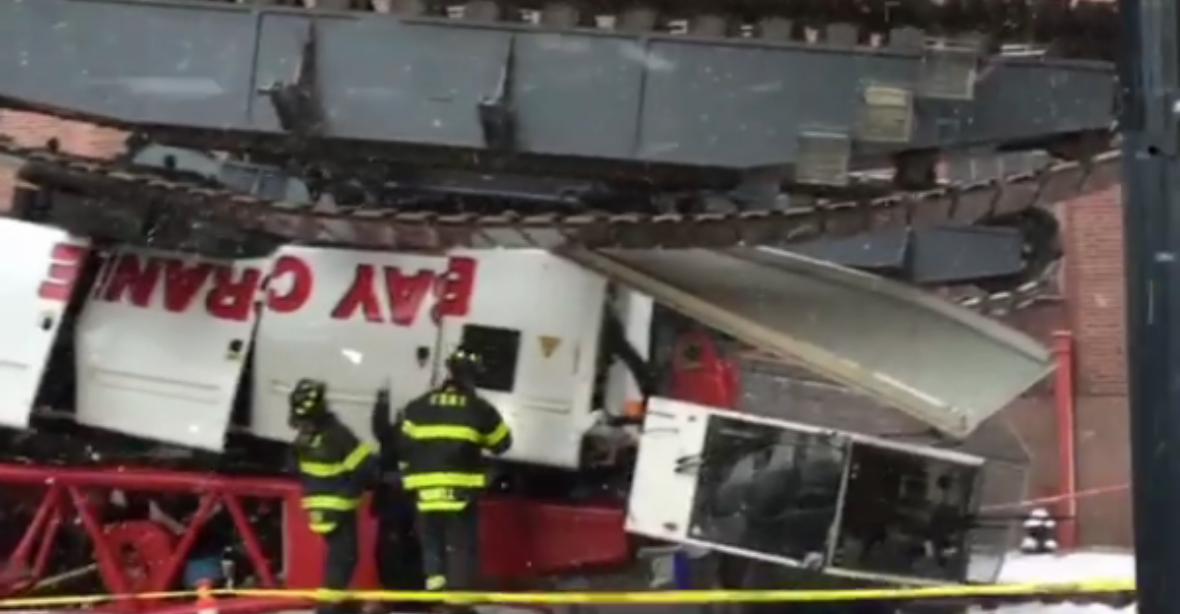Jeřáb se zřítil mezi mrakodrapy New Yorku a zabil Pražáka