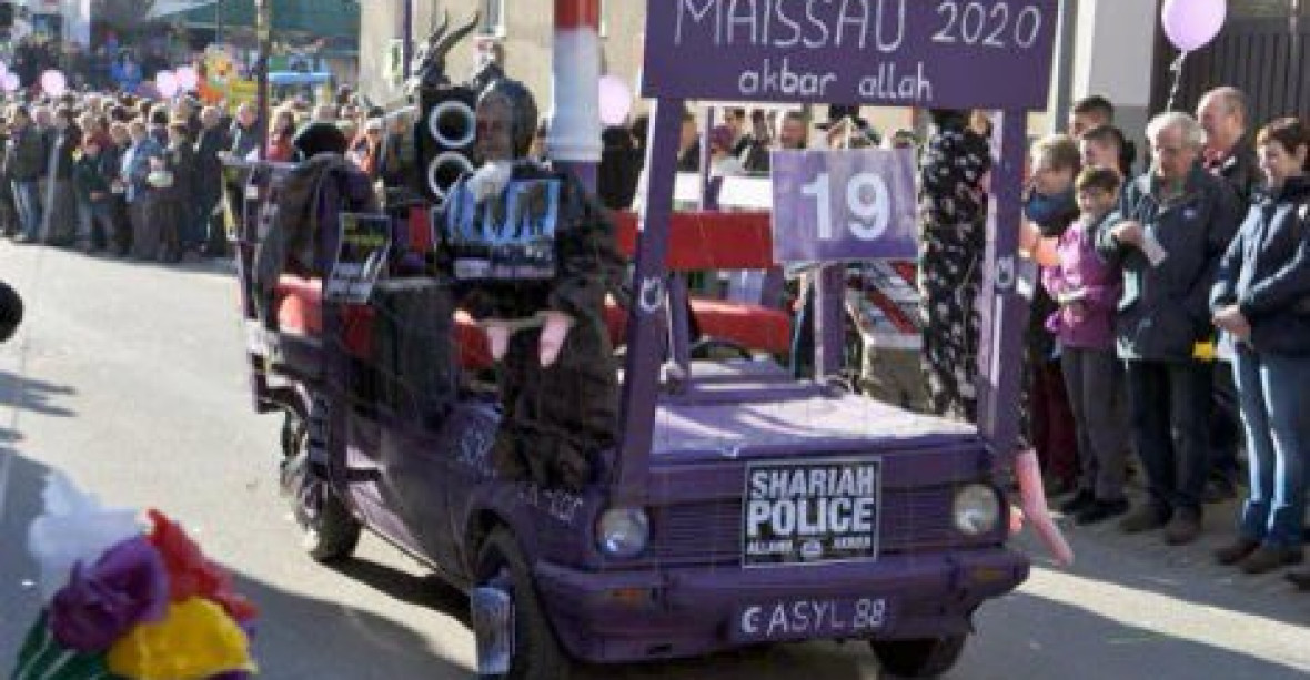 ‚Heil Hitler‘ zdobilo alegorický vůz na tradičním karnevalu