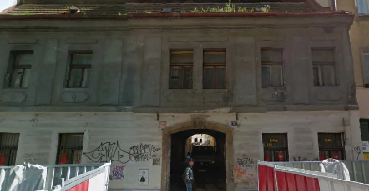 Historický dům v Praze už nestojí. Byla demolice kvůli zápachu legální?