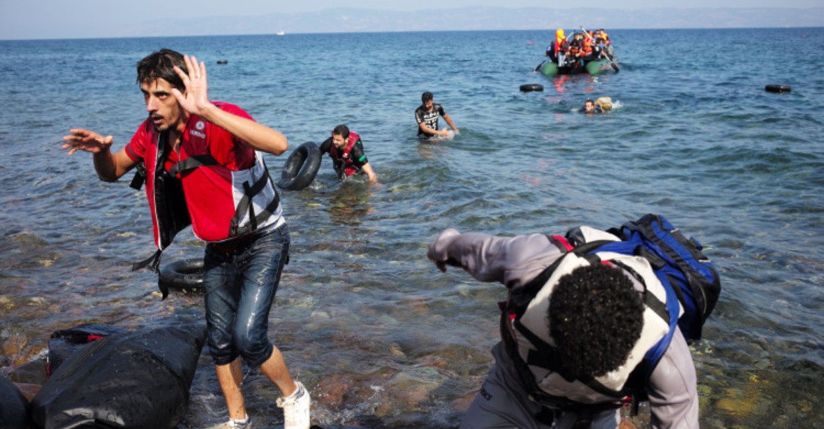 Přípravy na cestu do Evropy: Syřani se v Jordánsku učí plavat