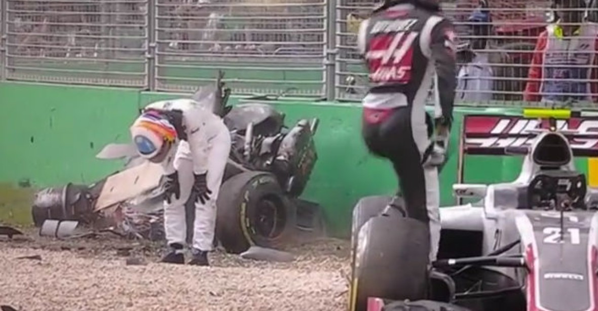 VIDEO: Alonso přežil děsivou nehodu. Formule byla na padrť