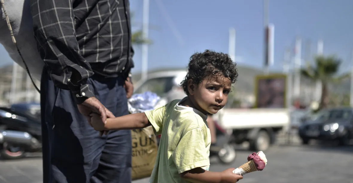 V Evropě se toulají stovky dětí uprchlíků. Nemůžou najít své rodiny
