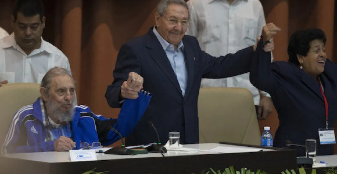 Brzy umřu, řekl Fidel na sjezdu ve své teplákovce se třemi pruhy