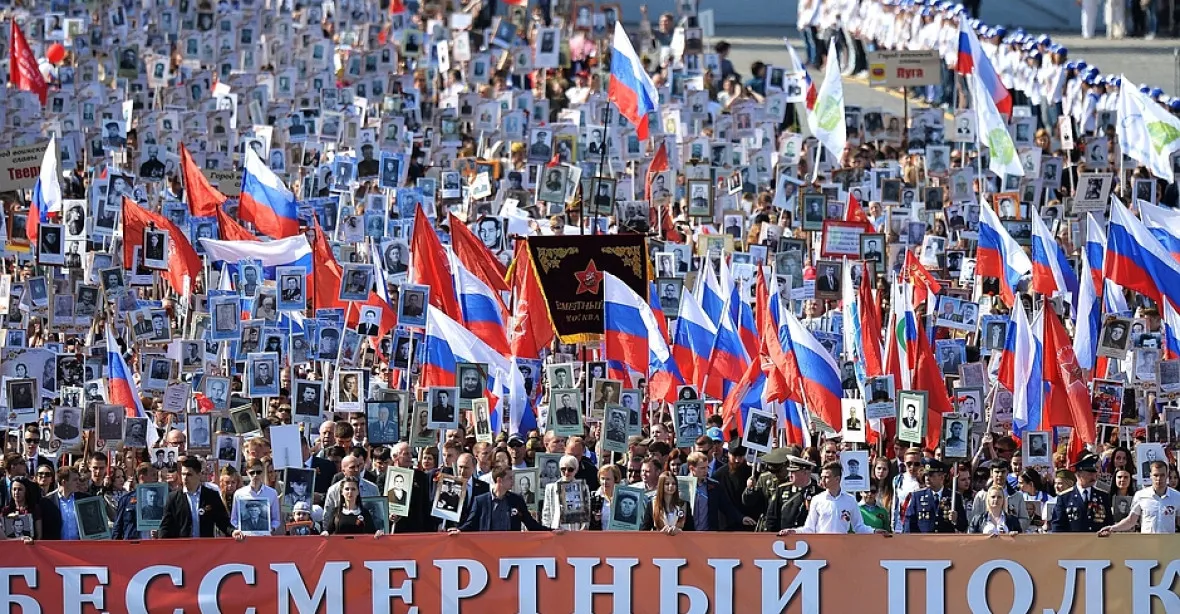 Ruský pochod na Hradčanech. ‚Nesmrtelný pluk‘ oslaví 8. květen v Praze