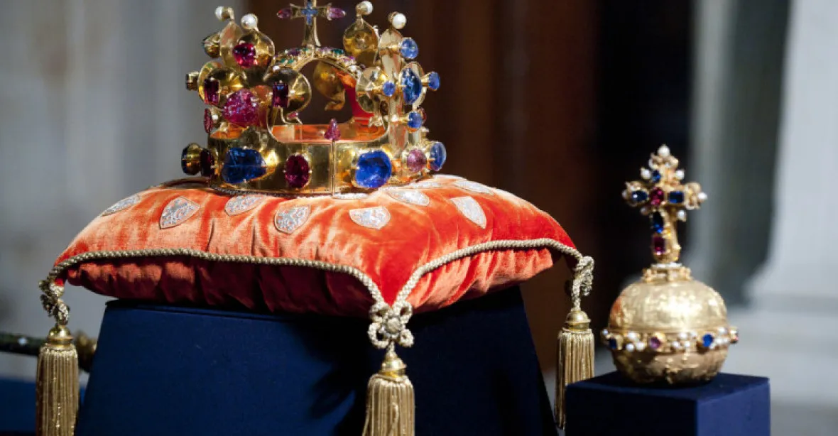 Praha žije Karlem IV. Při mši byla vystavena i Svatováclavská koruna
