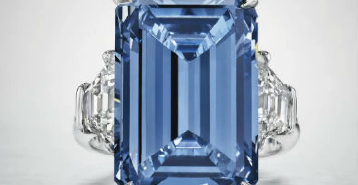 Draží se mimořádný modrý diamant. Bude stačit miliarda?