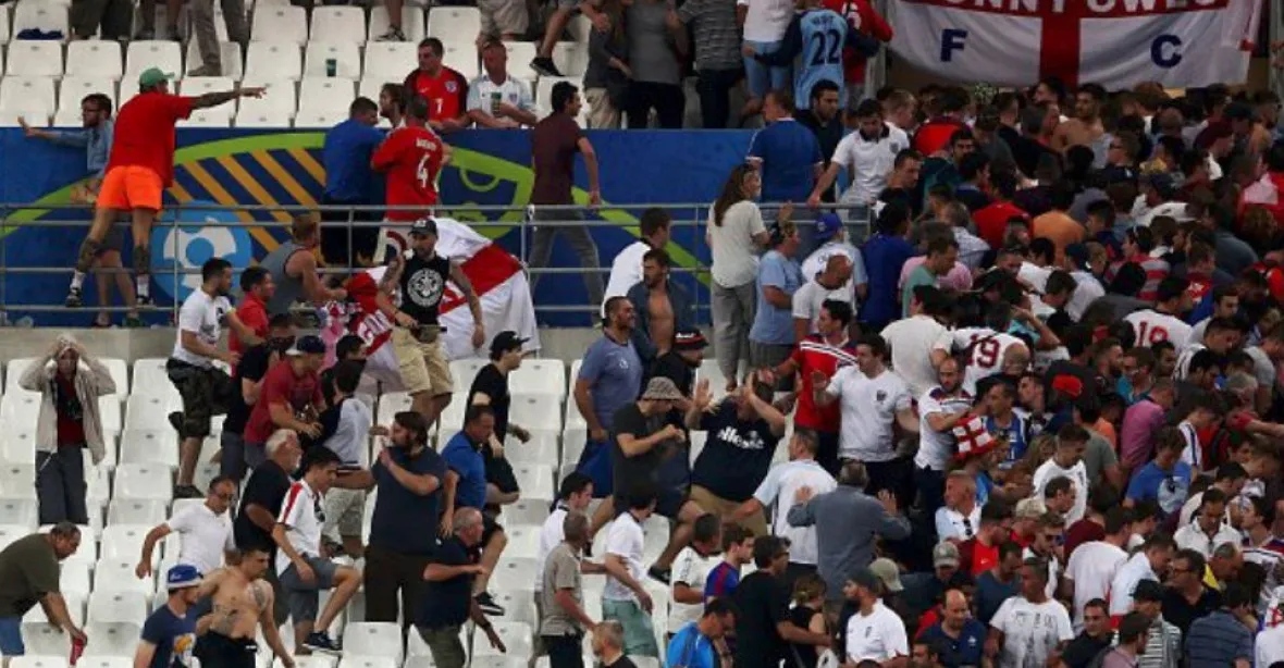 Ruští chuligáni jsou bojová komanda. UEFA hrozí Anglii a Rusku vyloučením