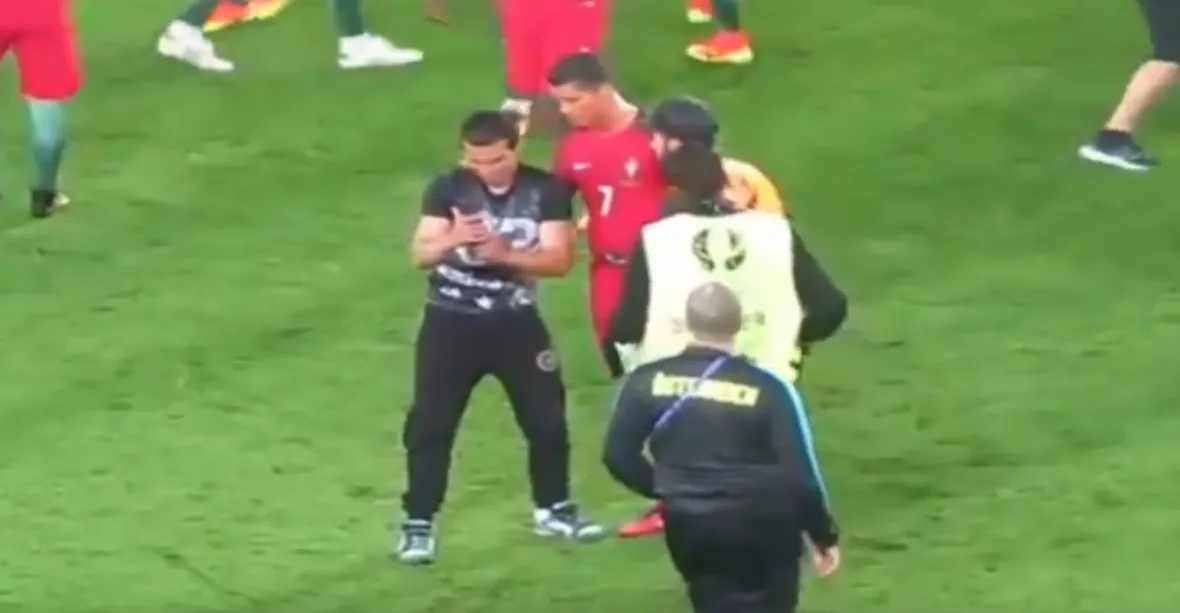 Fanoušek se dostal až k Ronaldovi. Bezpečnost na Euro má trhliny