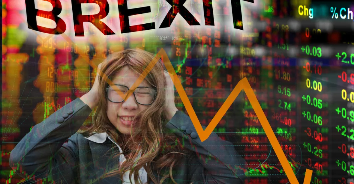 Brexit otřásl trhy i burzami. Spadla libra, euro, akcie i ropa