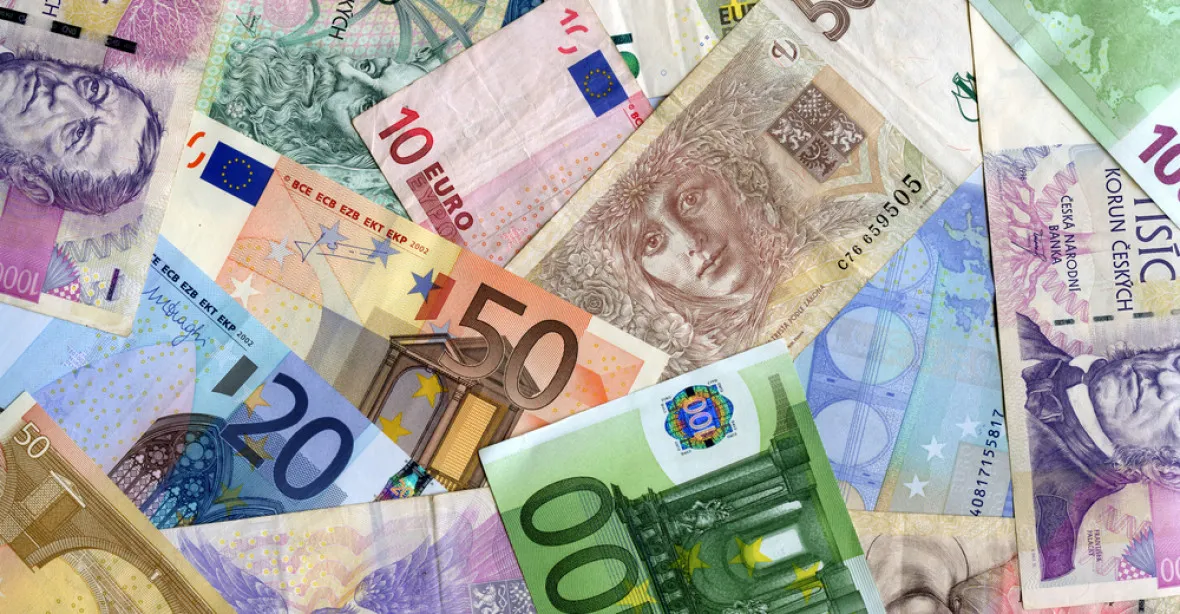 ČNB bude dál intervenovat, euro ale udrží kolem 27 korun