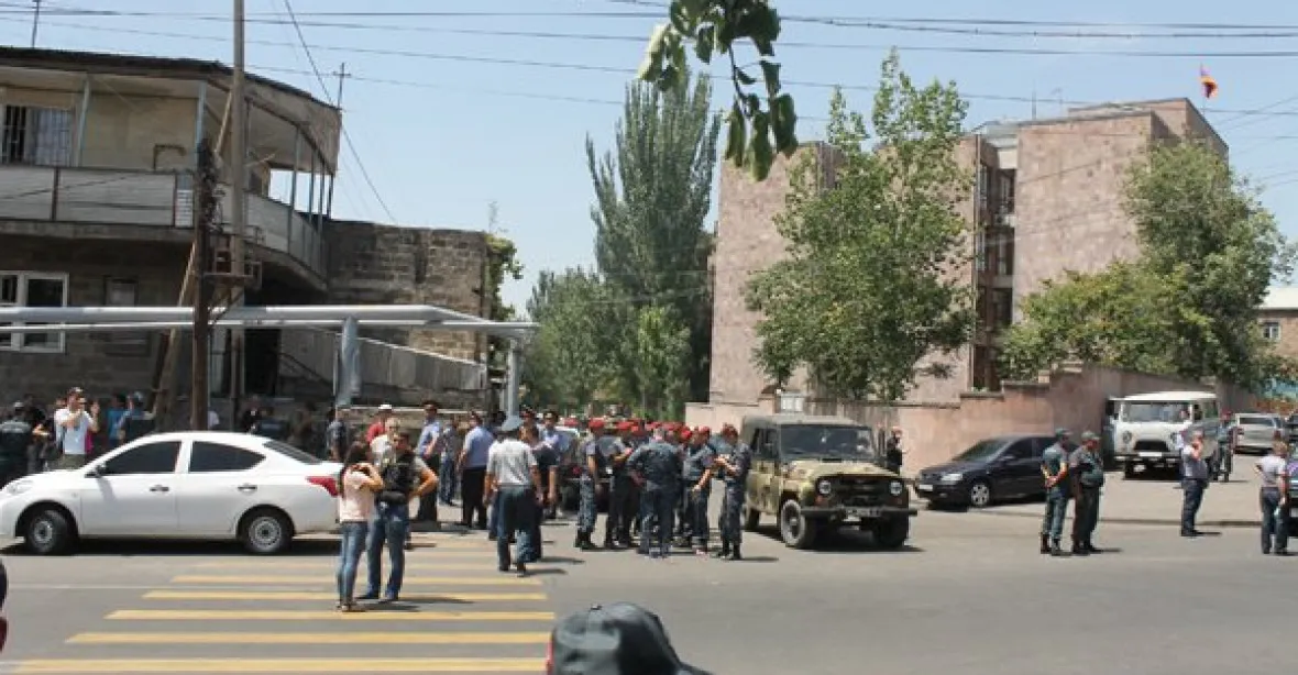 ‚Propusťte vězně!‘ Ozbrojenci v Jerevanu zabili policistu a drží rukojmí