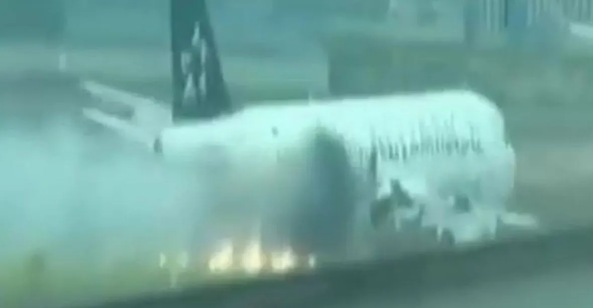 Airbus s 300 lidmi začal za letu hořet, musel nouzově přistát