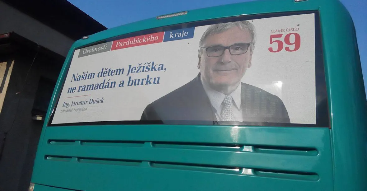 ‚Migranti, skočte do Vltavy a potvrďte češství,‘ hlásá plakát Duška z SPO