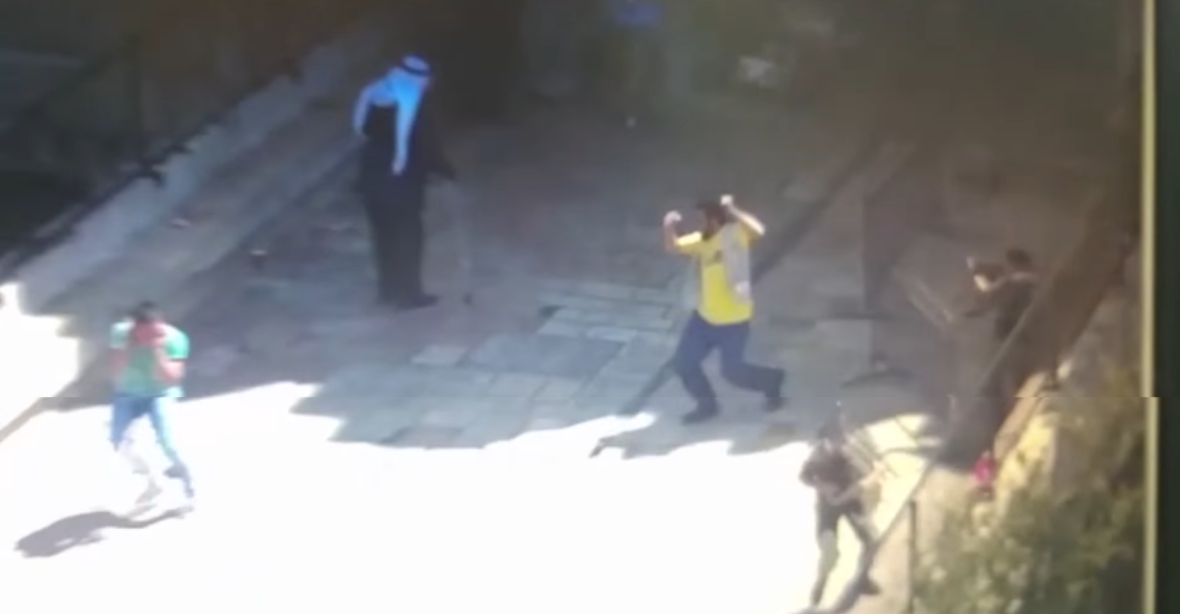 VIDEO: Terorista zaútočil nožem na izraelské vojáky, rozstřileli ho