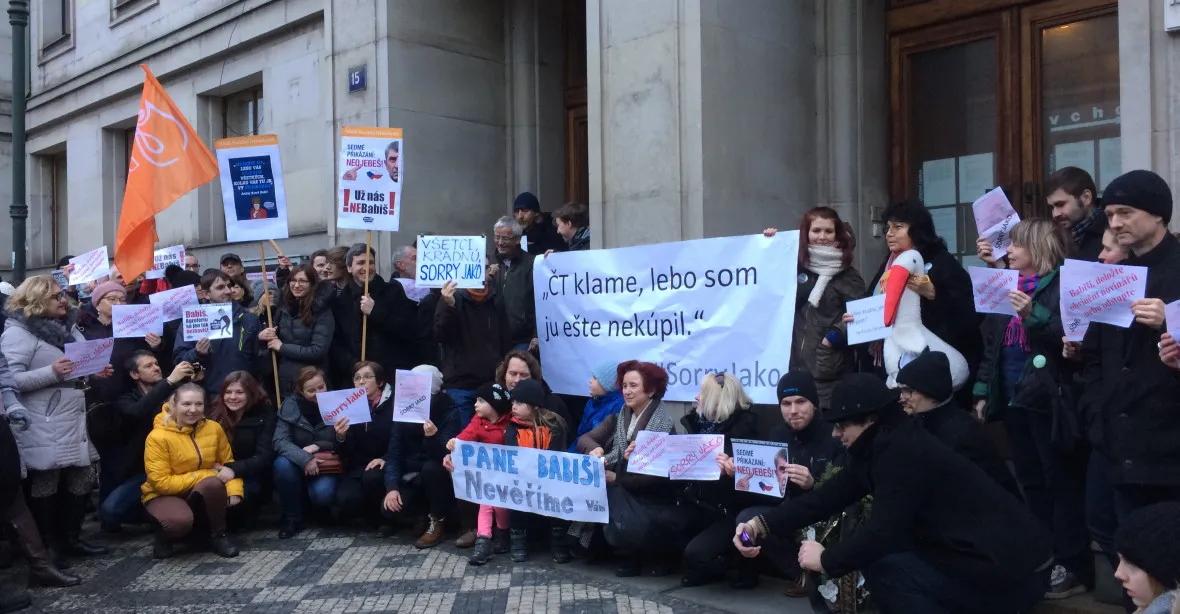 Demonstranti oblepili dveře Babišova ministerstva vzkazy