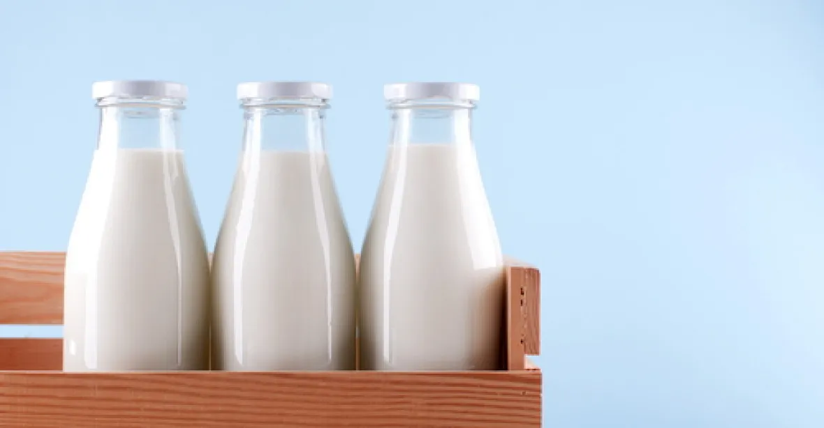 Jurečka prosadil kšeft pro mlékaře. Stát zaplatí za školáky 14x víc