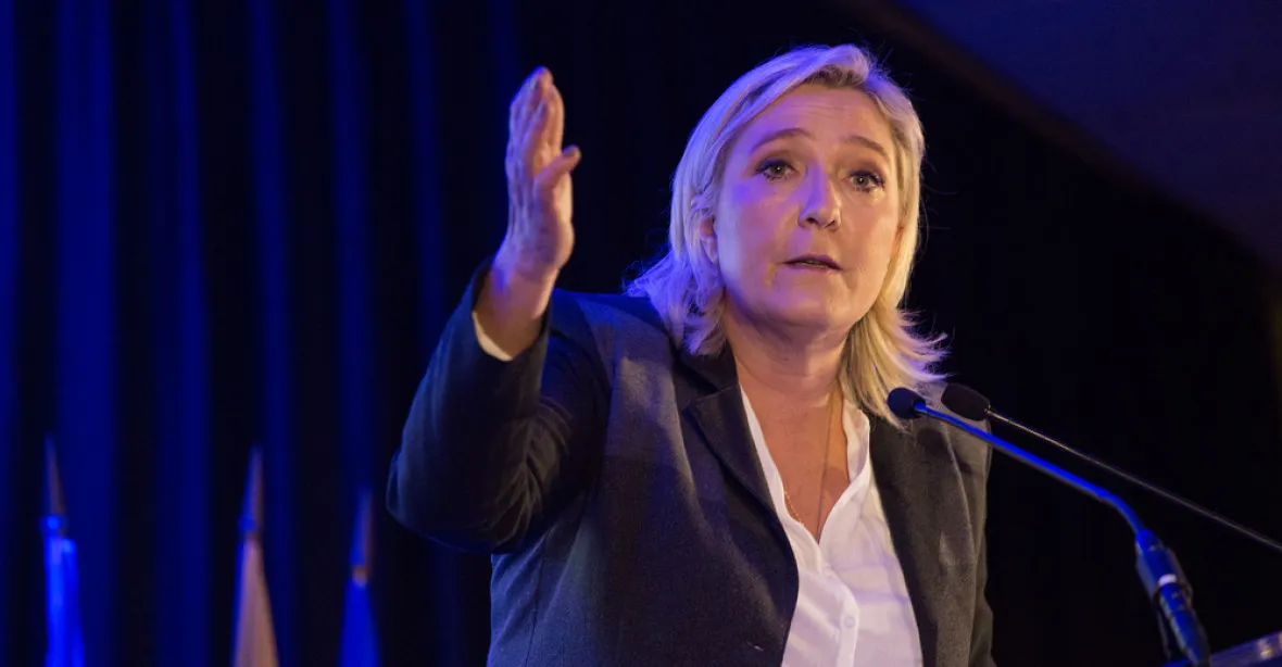 Horkokrevní Korsičané narušili mítink Le Penové, byl použit slzný plyn