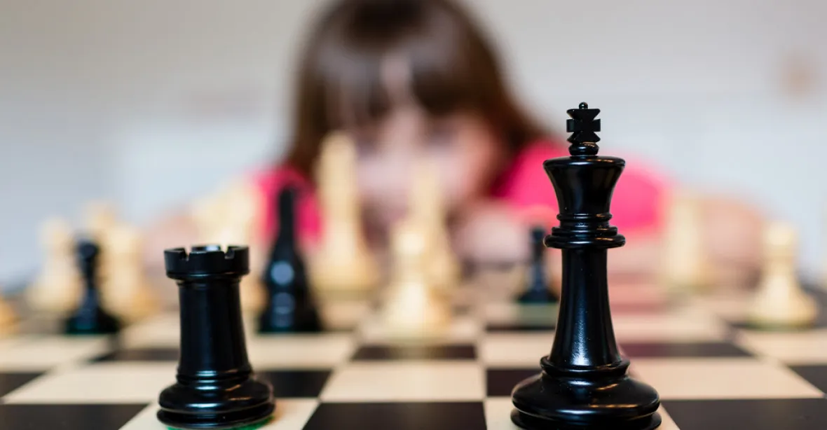 Dvanáctiletou dívku vyloučili z turnaje šachistů. Důvod? Šaty nad kolena