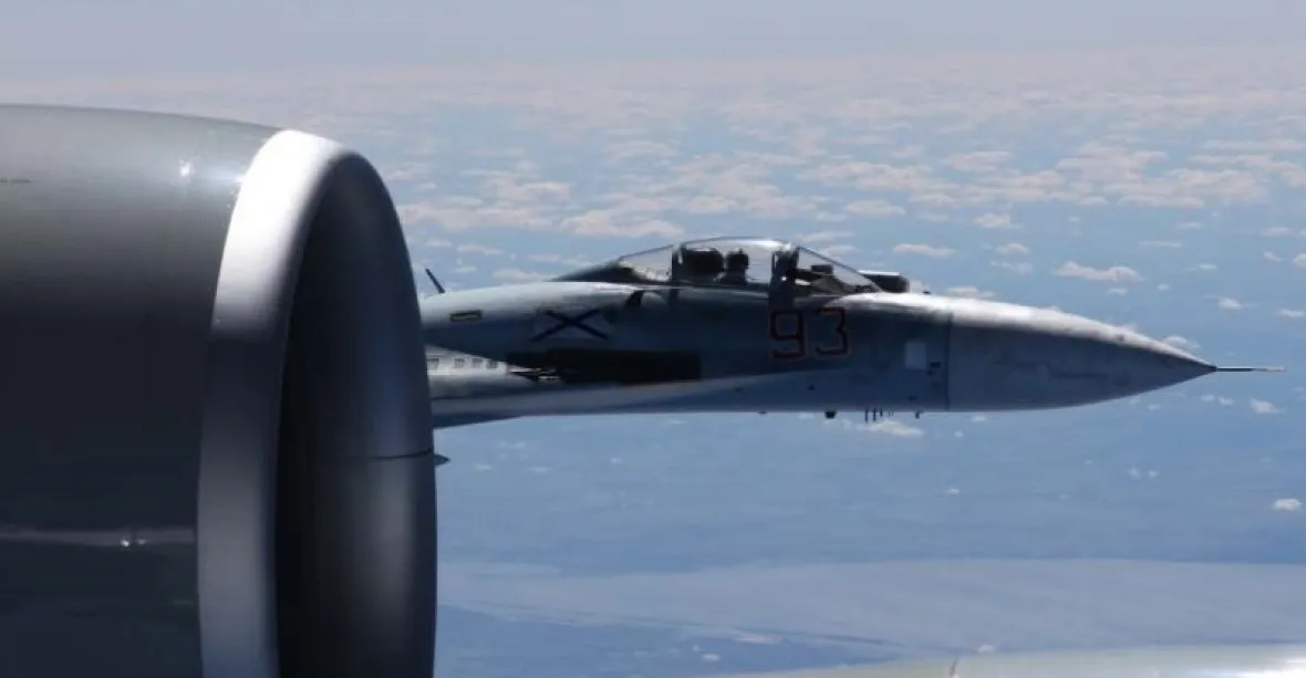 Nebezpečný manévr ruské stíhačky. 1,5 metru od amerického letounu