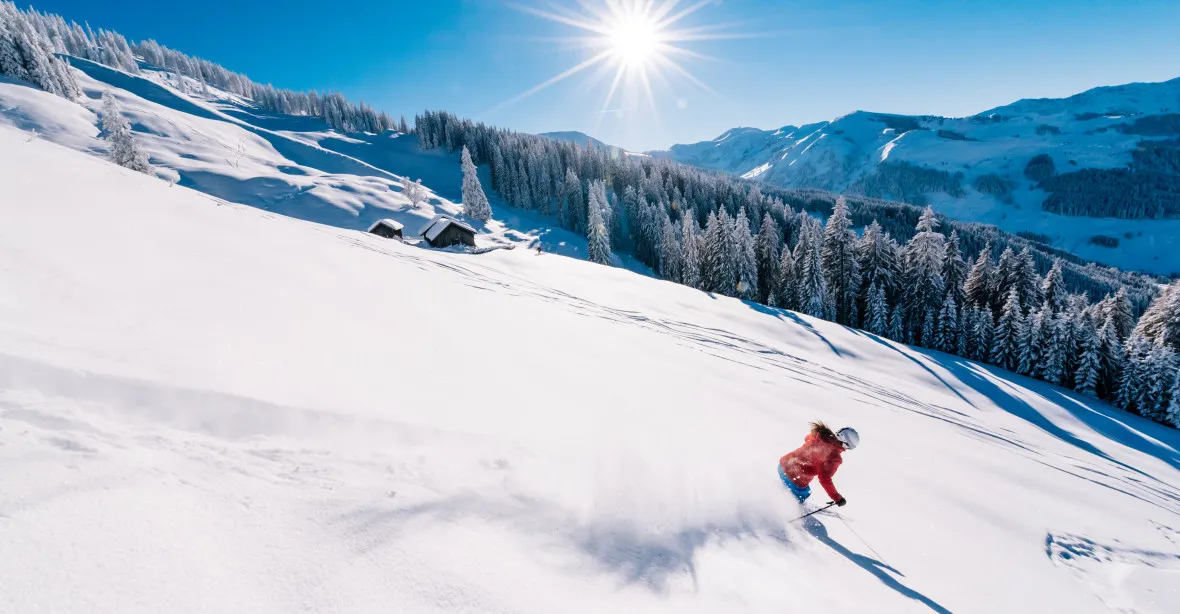 Zažijte v rakouském Ski amadé něco navíc. Kromě lyžování i snídani nebo jógu na svahu