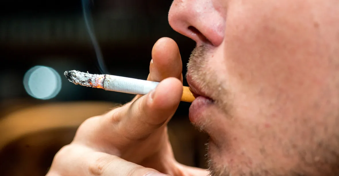 Fungují „odpudivé“ obrázky na cigaretách? Počet kuřáků v Česku vzrostl