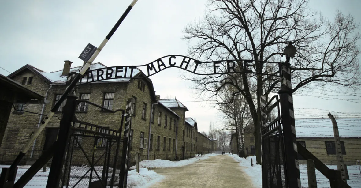 Soud nařídil popírači holokaustu navštívit každý rok koncentrační tábor