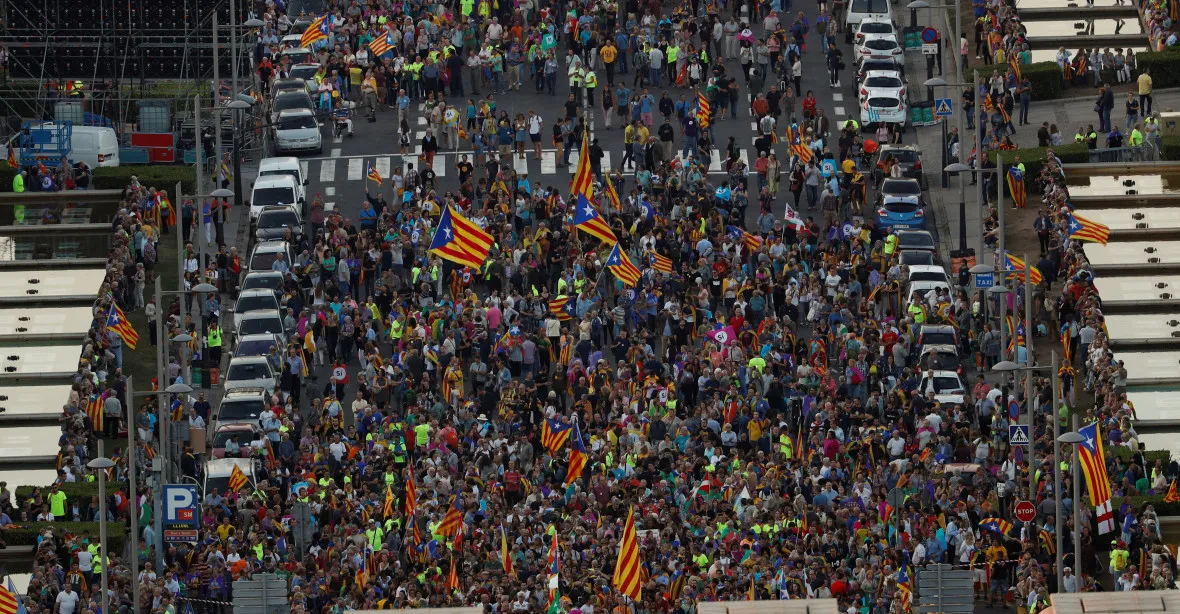 Barcelona vs Madrid. Katalánští voliči začali obsazovat volební místnosti