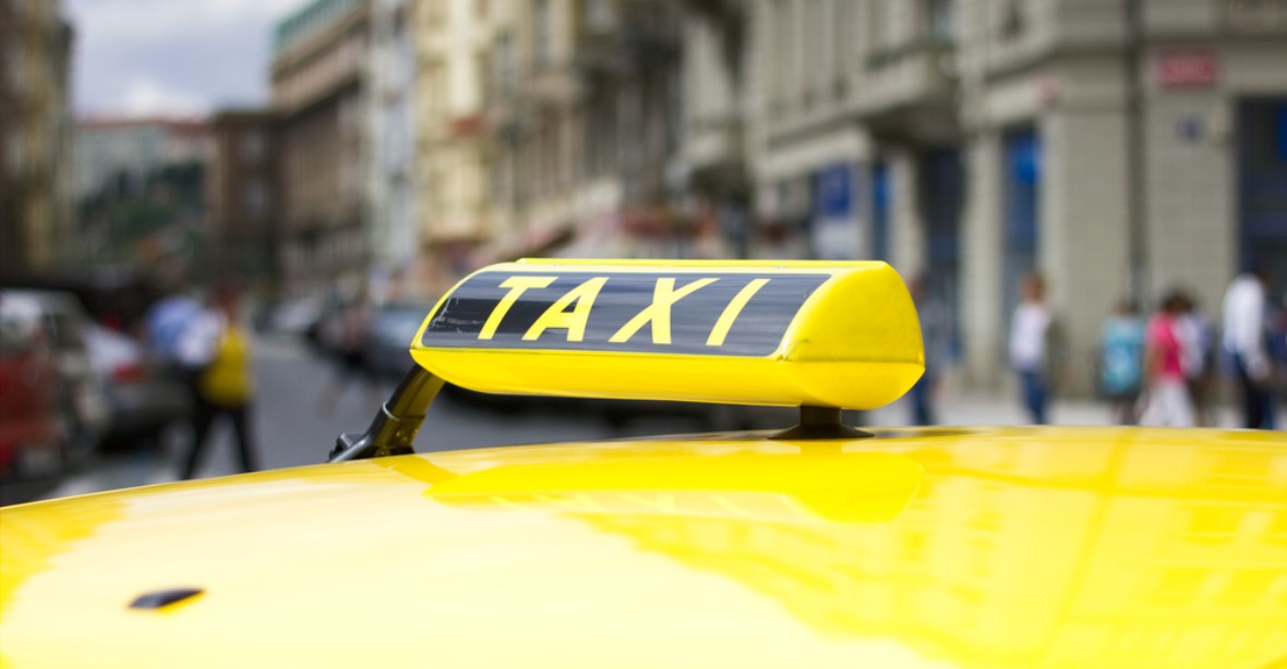 Taxikáři plánují protestní jízdu proti Uberu i v Brně