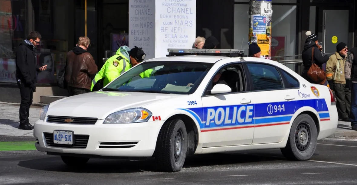 Teroristické útoky v Kanadě. Muž zaútočil na policistu a najížděl do chodců