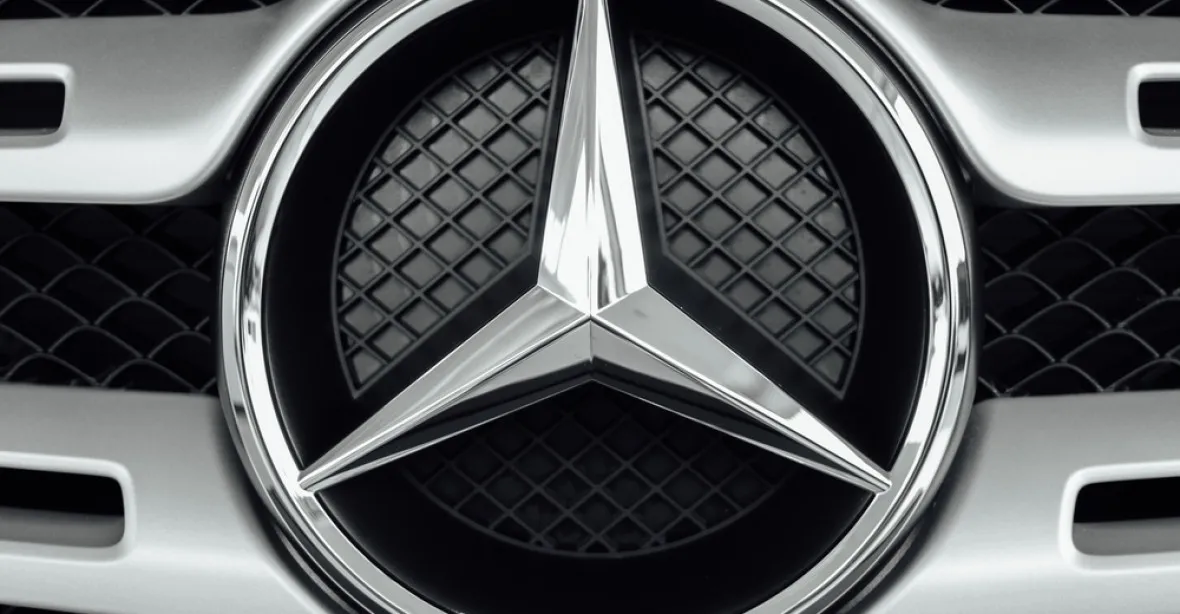 Daimler svolává přes milion SUV značky Mercedes kvůli problému s airbagy