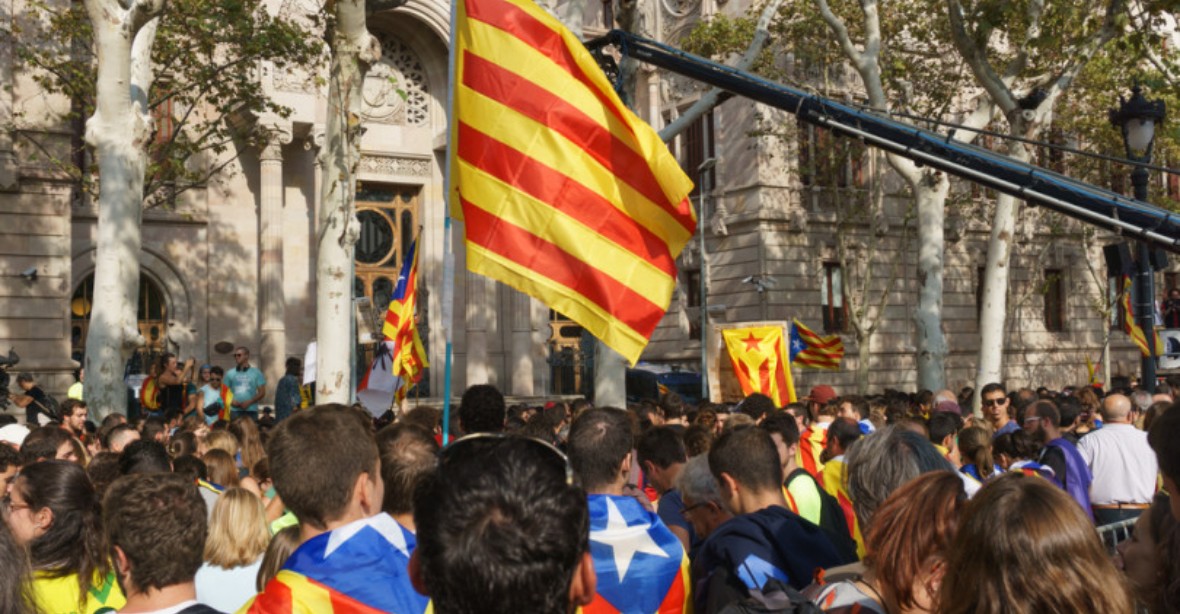 Madrid oficiálně přebírá funkce katalánské vlády a policie